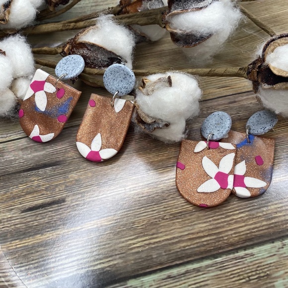 Floral Art Stud Earrings - Picture 1 of 4